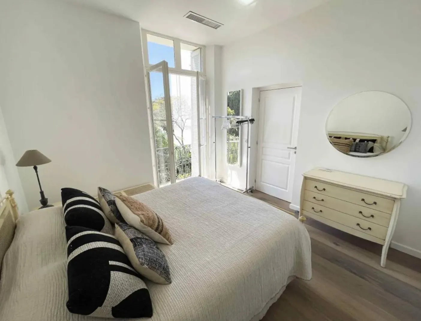Beautifully Renovated 3 Bedroom Apartment In The Heart Of Cannes