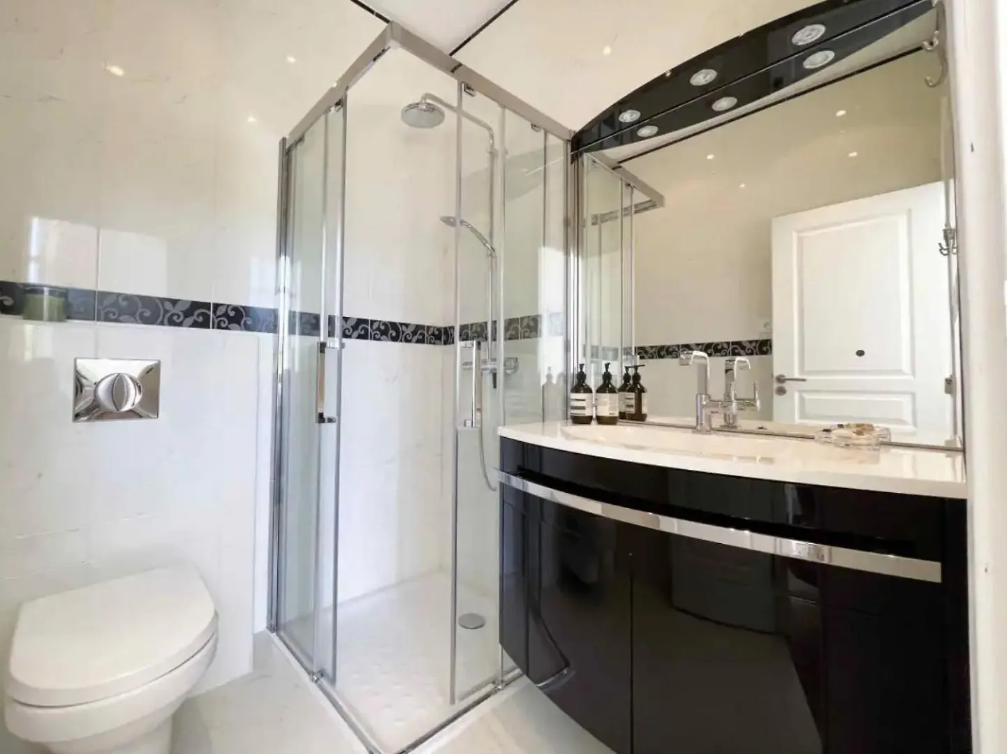 Beautifully Renovated 3 Bedroom Apartment In The Heart Of Cannes