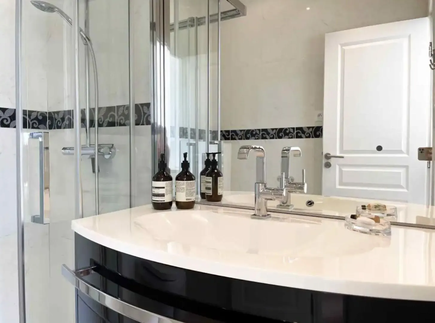 Beautifully Renovated 3 Bedroom Apartment In The Heart Of Cannes