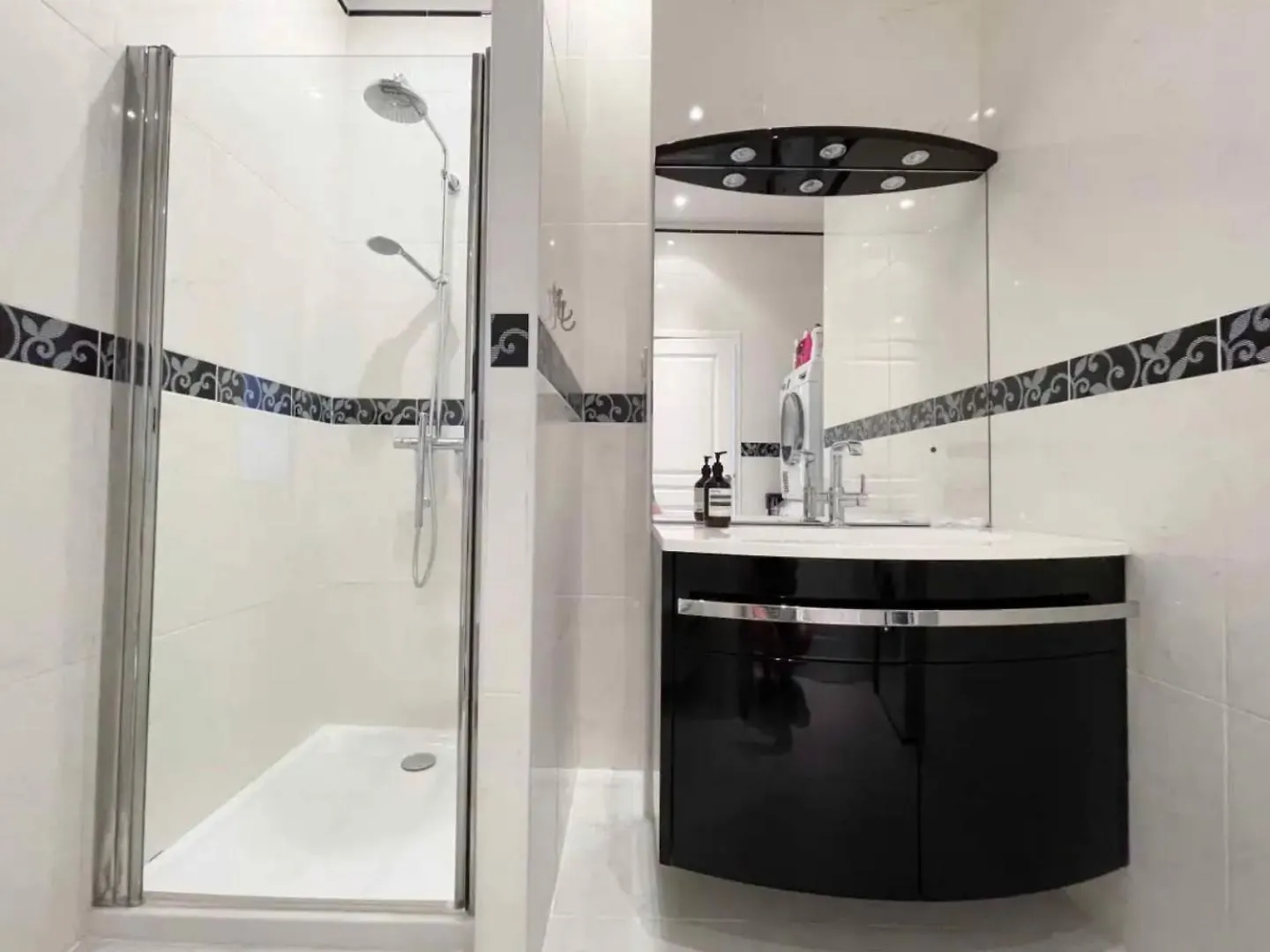Beautifully Renovated 3 Bedroom Apartment In The Heart Of Cannes 0*,