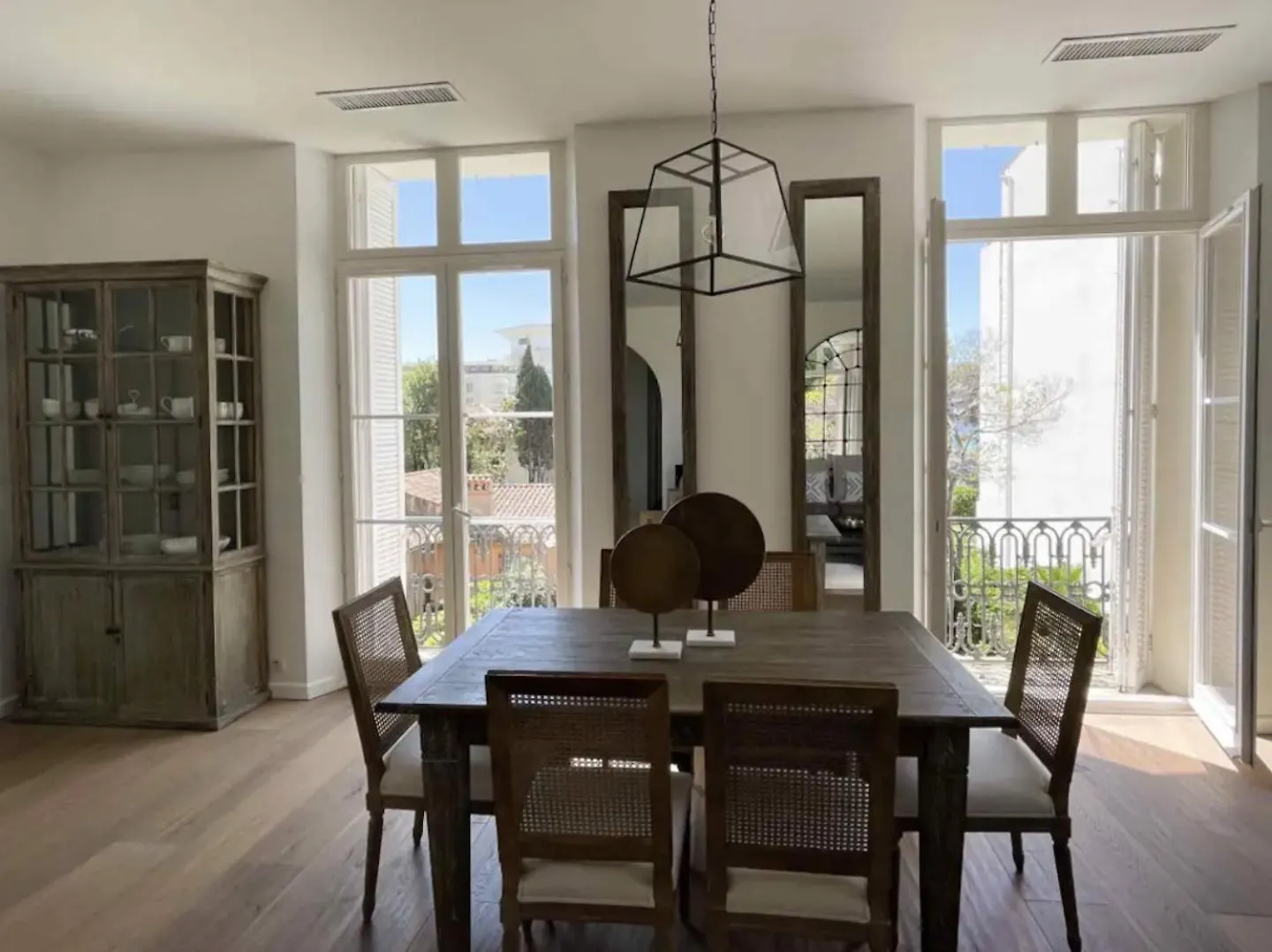 Beautifully Renovated 3 Bedroom Apartment In The Heart Of Cannes France