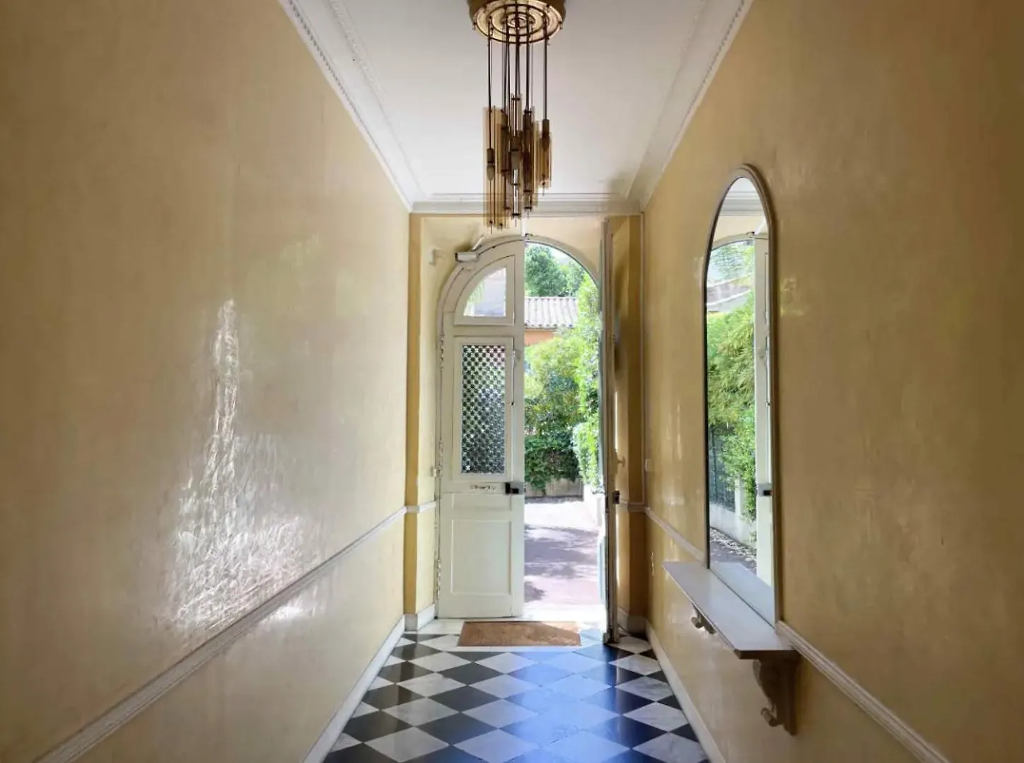 Beautifully Renovated 3 Bedroom Apartment In The Heart Of Cannes