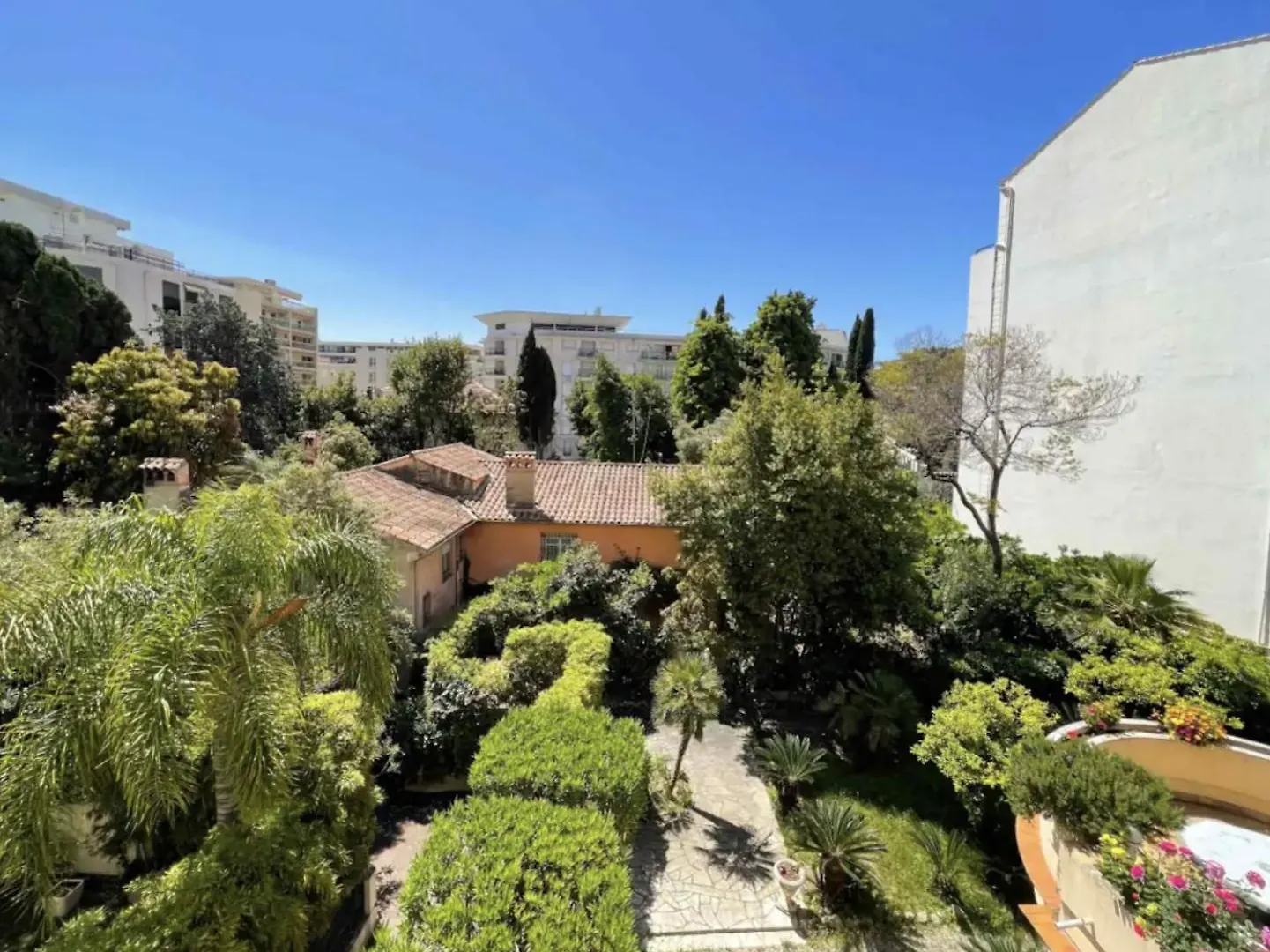 Beautifully Renovated 3 Bedroom Apartment In The Heart Of Cannes