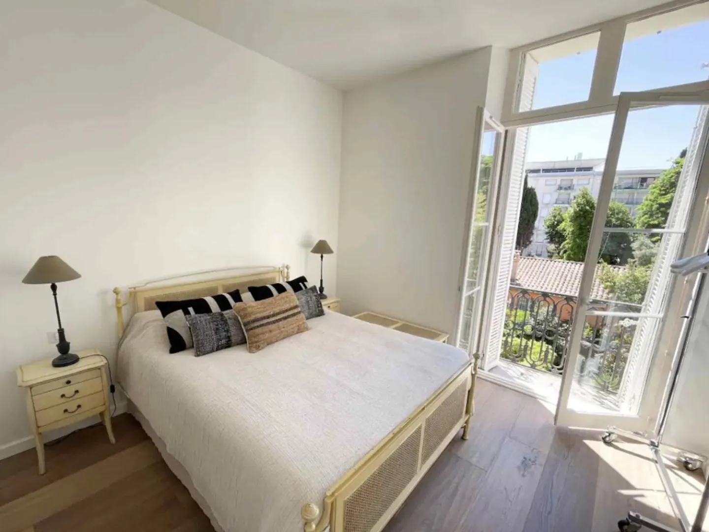 Beautifully Renovated 3 Bedroom Apartment In The Heart Of Cannes 0*,